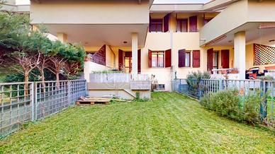 Villa a schiera con taverna, garage doppio, giardi