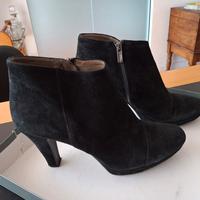 stivaletti neri di camoscio