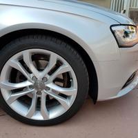 Cerchi in lega Audi S4 18" con gomme.