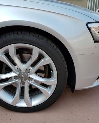 Cerchi in lega Audi S4 18" con gomme.