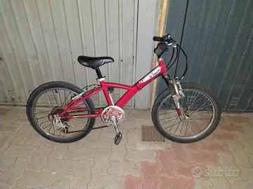 bici bambino con caschetto protettivo 