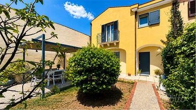 Villa a schiera con cortile fronte e retro.