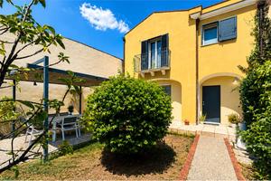 Villa a schiera con cortile fronte e retro.