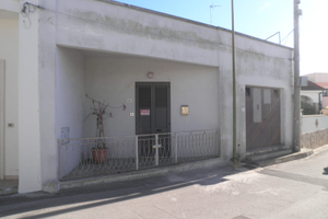 Casa semiarredata con giardino e garage