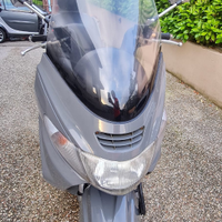 Suzuki burgman 400 più molti ricambi