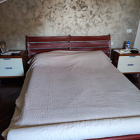 Letto matrimoniale e comodini