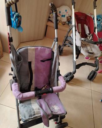 Passeggino con chiusura ad ombrello