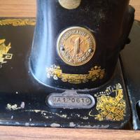 Coppia Macchine da Cucire Vintage: una è Singer.