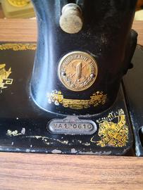 Coppia Macchine da Cucire Vintage: una è Singer.