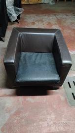 Poltrona squadrata marrone in pelle