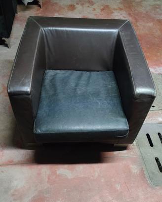 Poltrona squadrata marrone in pelle