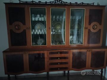 mobile con vetrina e tavolo 