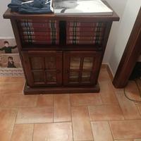 Mobile libreria in legno con sportelli in vetro