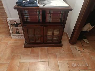 Mobile libreria in legno con sportelli in vetro