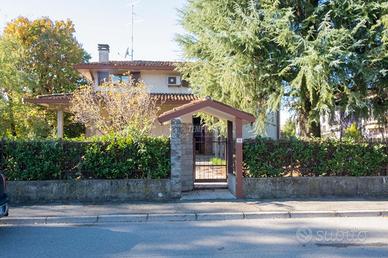 VILLA SINGOLA IN ZONA RESIDENZIALE