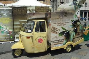 Ape piaggio espositivo - negozio itinerante