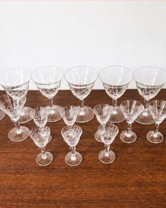 Completo di 16 calici e bicchieri più 2 decanter v