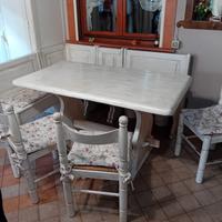 tavolo con panche e sedie