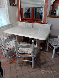 tavolo con panche e sedie