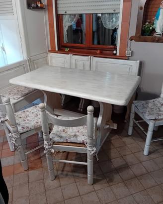tavolo con panche e sedie