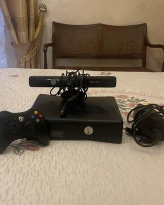 Xbox 360 Slim con KINECT e controller