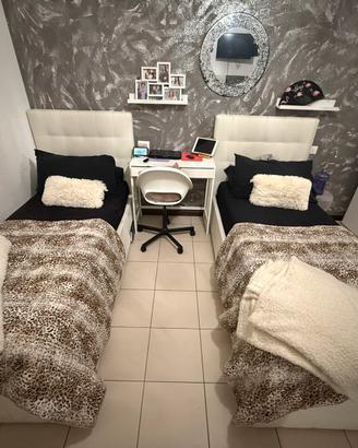 Due letti posto unico , con contenitore