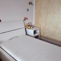 Letto singolo con contenitore e comodino