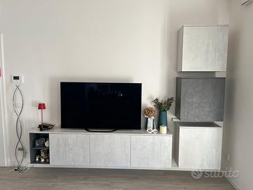 Mobile TV sospeso moderno