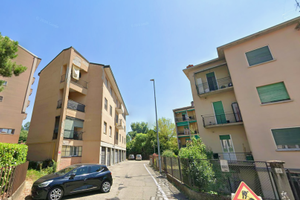 Stanza in ampio appartamento con giardino privato