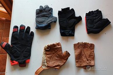 guanti scompagnati singoli , quasi tutti destri