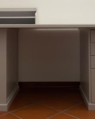 Scrivania e sedia Ikea