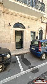 LOCALE COMMERCIALE TRA PIAZZA ROMA E PIAZZA DE