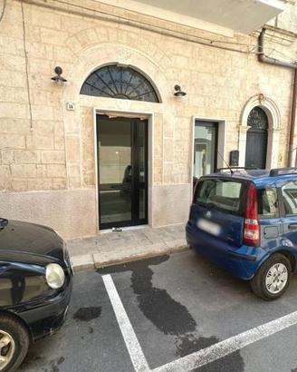 LOCALE COMMERCIALE TRA PIAZZA ROMA E PIAZZA DE