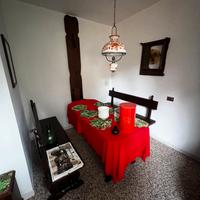 Tavolo a ribalta con panche