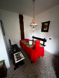 Tavolo a ribalta con panche