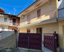 Porzione di casa, disposta su due livelli