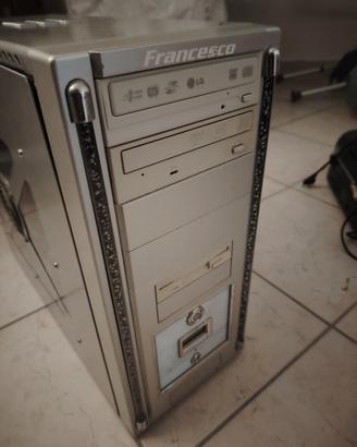 Pc fisso con componenti da smontare