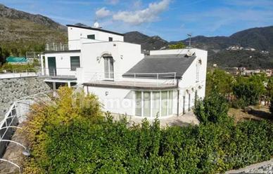 Villa di 300 m² con più di 5 locali e box auto dop