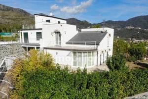 Villa di 300 m² con più di 5 locali e box auto dop