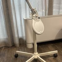 Lampada con lente d’ingrandimento e stativo