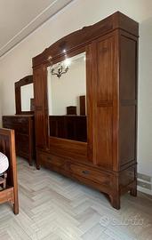 Armadio antico in legno