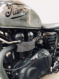 Triumph Thruxton 900 cafe race
