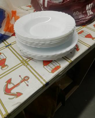 piatti e scodelle bianche da 6