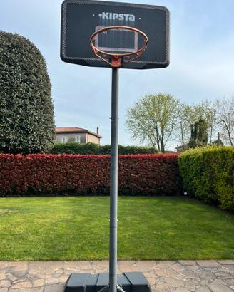 Struttura con canestro basket