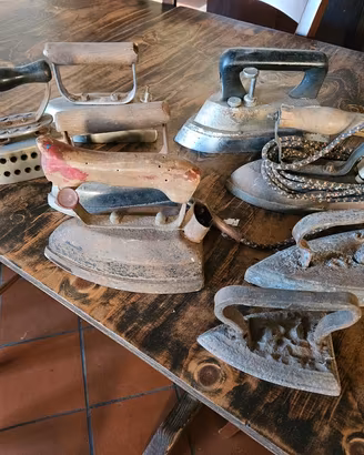 8 Ferri da stiro antichi in ghisa e vintage