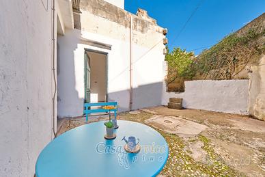 Ampia abitazione d'epoca con giardino