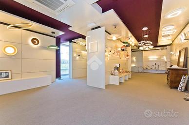 NEGOZIO A SANTA VITTORIA D'ALBA