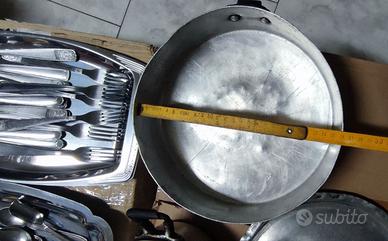 Padelle in alluminio vintage con accessori vari