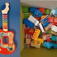Chitarra elettronica giocattolo e mattoncini legno