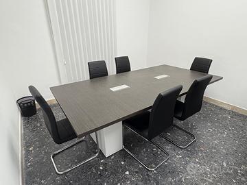 Tavolo e sedie riunione
